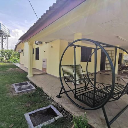 Pandai Dickson Banglow White & Yellow House Apartment Port Dickson Exterior foto