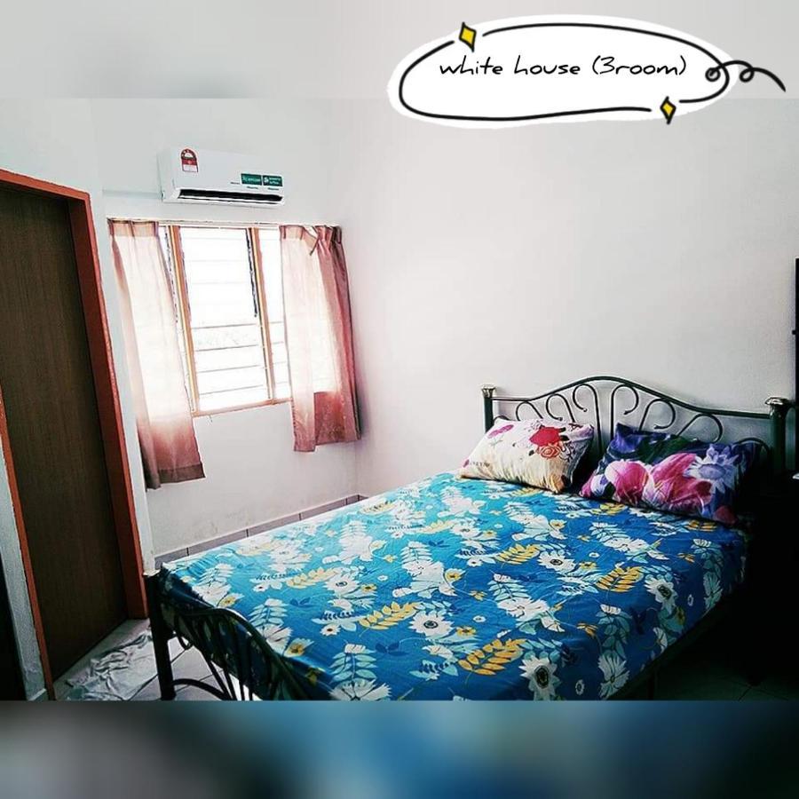 Pandai Dickson Banglow White & Yellow House Apartment Port Dickson Exterior foto