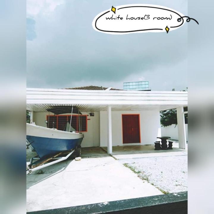 Pandai Dickson Banglow White & Yellow House Apartment Port Dickson Exterior foto